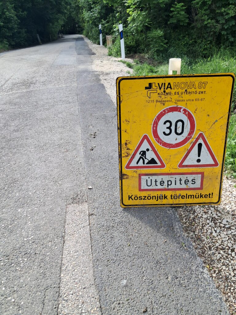 Hamarosan befejeződik a hátsó Pomázi út egy szakaszának karbantartása
